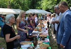 Над 1000 души се събраха край Ивановските скални църкви село