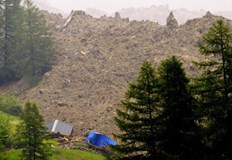 Президентът Карин Келер Зутер посети разрушеното село Блатен и обеща подкрепа