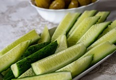 Плодът със 96 вода има антихипергликемични свойства според научни изследванияКраставиците