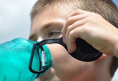 Консумирайте студен билков чай или айрян като добра алтернатива на