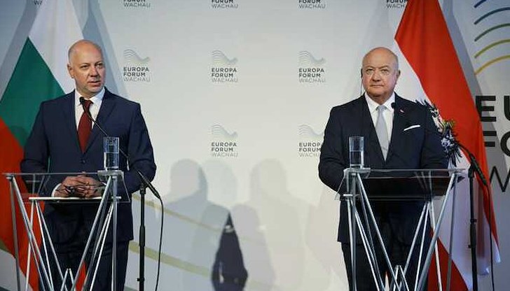 Кристиан Щокер и Росен Желязков обсъдиха и темата за миграцията на съвместна пресконференция Кристиан Щокер и Росен Желязков обсъдиха и темата за миграцията на съвместна пресконференция