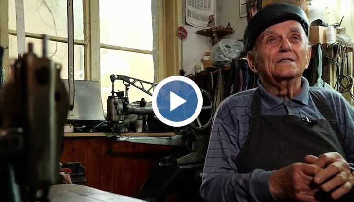 Въпреки достолепната си възраст обущарят продължава да посреща клиенти в малката си работилница