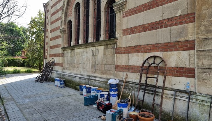 Предстои подмяна на прозорците на първия етаж и камбанарията