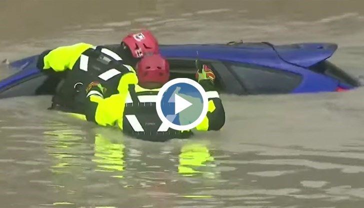 Спасителни екипи продължават издирването на изчезнали хора след катастрофалните валежи в Сан Антонио