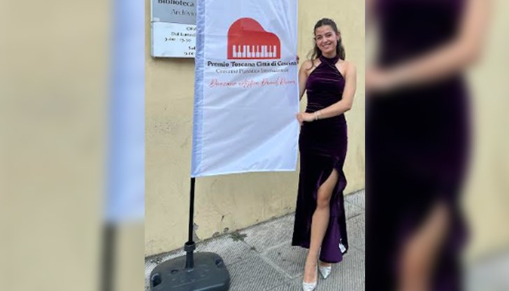 Вероника Илиева е възпитаник на Национално училище по изкуствата „Проф. Веселин Стоянов“