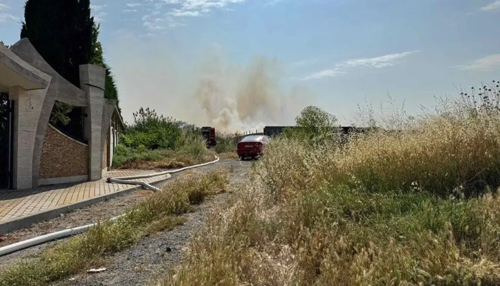 Сухи треви горят на метри от туристическия обект