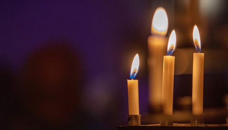 Днес в храмовете се раздават орехови листа