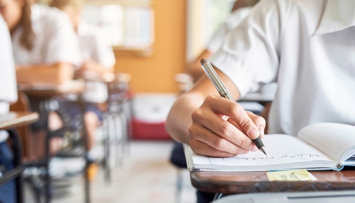 Десетокласниците могат да проверят оценките си в системата на МОН с входящ номер и код Десетокласниците могат да проверят оценките си в системата на МОН с входящ номер и код