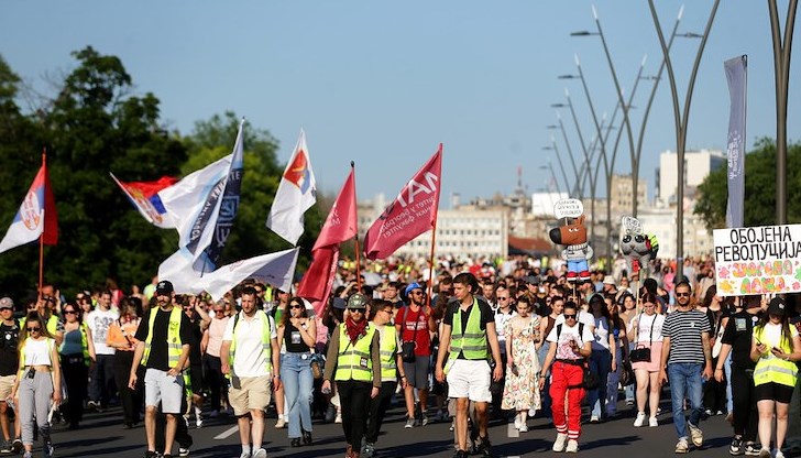 Демонстрации в над 30 града блокираха ключови мостове в Белград