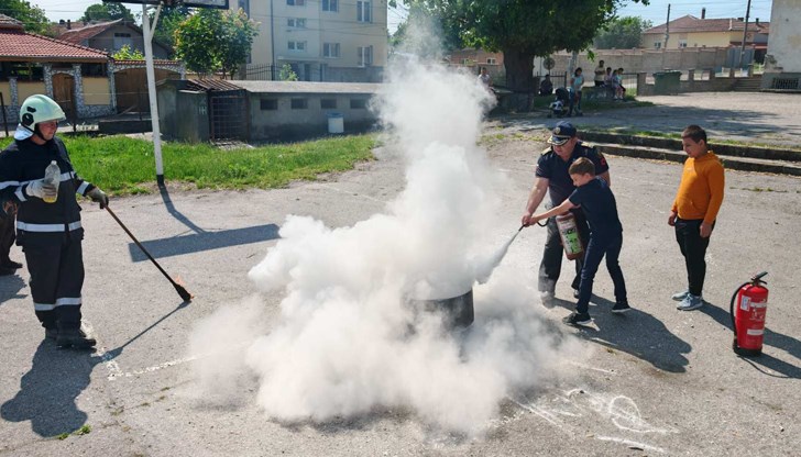 Практически демонстрации и евакуационно учение подготвиха децата за опасни ситуации