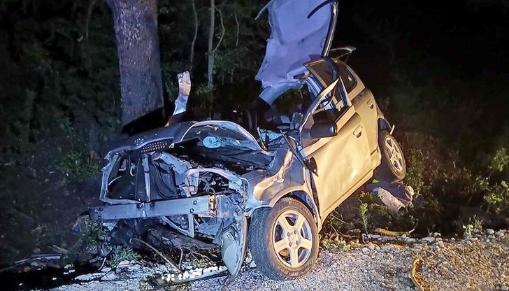 Спасители разрязаха автомобила, за да извадят затиснат пътник