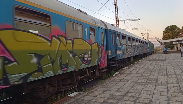 Засегнати са пътническите влакове между гарите Каспичан и Русе