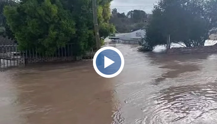 Сред жертвите са шестима ученици, чийто автобус е бил отнесен от придошла река