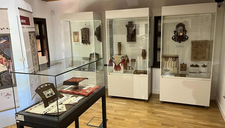 Експозицията показва уникални предмети и тъкани от периода между двете световни войни
