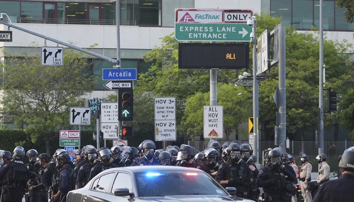 Решението дойде след втори ден на сблъсъци между демонстранти и федерални агенти