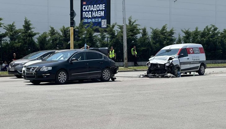Шофьорът на минибус е транспортиран в болница "Исул" Шофьорът на минибус е транспортиран в болница "Исул"