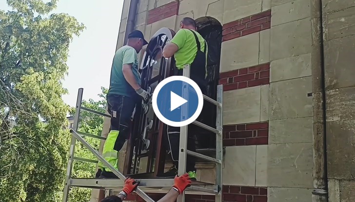 Дойде време старата 90-годишна метална дограма да отстъпи мястото си на новите стъклопакети