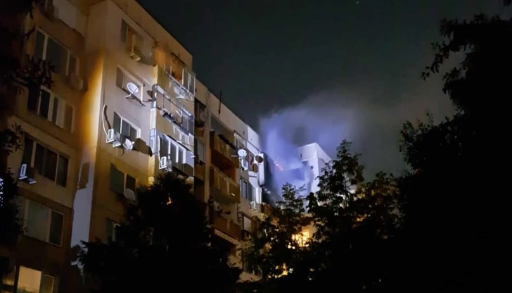 Огънят лумна на седми и осми етаж в блок 270