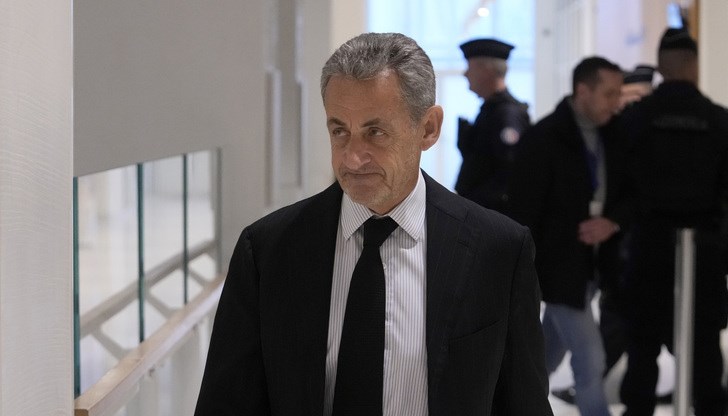 Френският експрезидент става втори държавен глава след маршал Петен, лишен от най-високо отличие