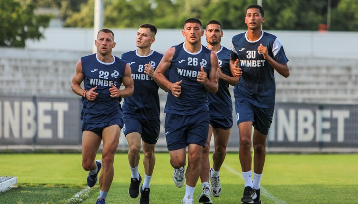 Русенските "дракони" стартираха тренировки с ядрото от миналия сезон и трима нови футболисти Русенските "дракони" стартираха тренировки с ядрото от миналия сезон и трима нови футболисти