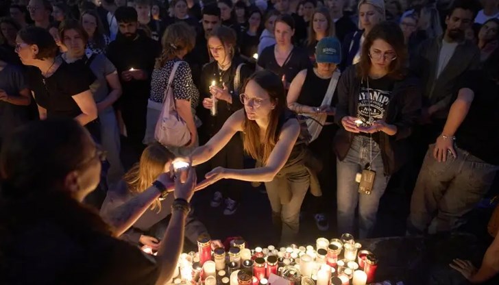 Хиляди се събраха на бдение, флаговете са спуснати наполовина