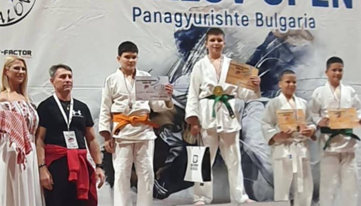 Божидар Георгиев стана шампион в категория до 60 кг, надпреварата събра над 1100 състезатели от 21 държави Божидар Георгиев стана шампион в категория до 60 кг, надпреварата събра над 1100 състезатели от 21 държави