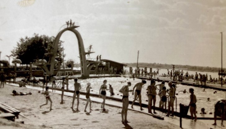 Държавен архив - Русе показа уникални снимки от времето, когато градският басейн беше притегателно място за стотици жители