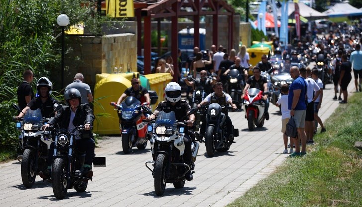 На 14 юни шофьорите трябва да преминават двупосочно по източното платно от отбивката за хижата до изхода за София На 14 юни шофьорите трябва да преминават двупосочно по източното платно от отбивката за хижата до изхода за София