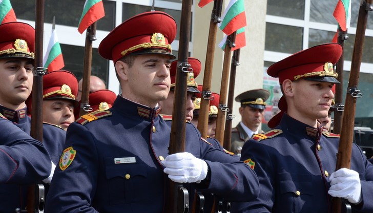 Половината от кандидатите за военна служба не отговарят на изискванията, предупреждава бившият командващ на Сухопътни войски