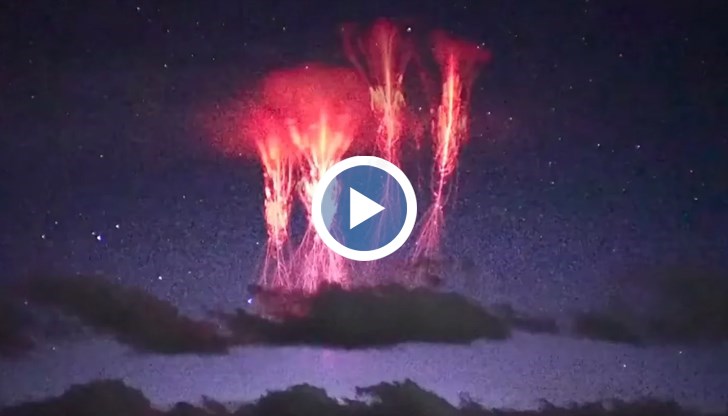 Необичайният феномен се появява високо над гръмотевичните облаци и рядко се наблюдава от земята