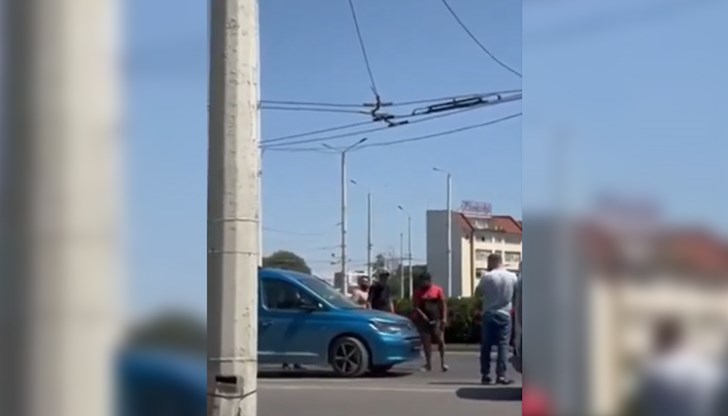 Група мъже се нахвърлиха върху шофьор