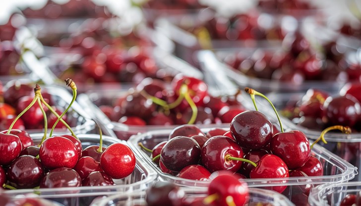 Местните производители говорят за "нулева година", а вносните плодове се продават по 13-15 лева за килограм