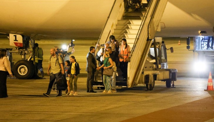 Министър Георг Георгиев посрещна групата на летище "Васил Левски" Министър Георг Георгиев посрещна групата на летище "Васил Левски"