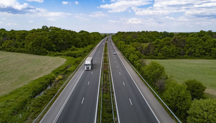 Ще се коси трева в средната разделителна ивица на магистралата и по банкетитеэ Ще се коси трева в средната разделителна ивица на магистралата и по банкетитеэ