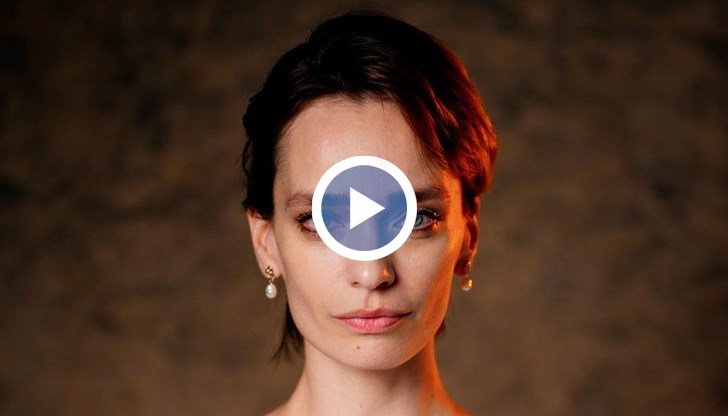 Моделът, който става преподавател на деца с увреден слух, споделя как се справя след хистеректомия