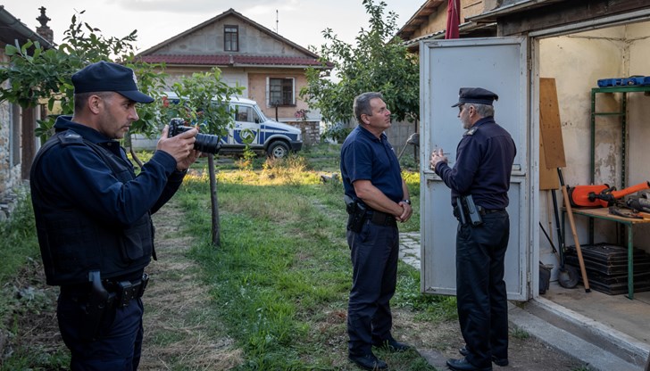 Двама млади мъже задигнали вещите от незаключено помещение в имот