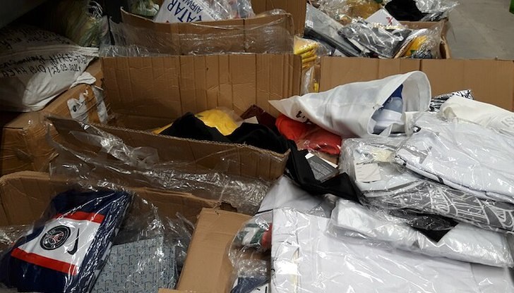 Три отделни проверки разкриха текстилни изделия, обувки, парфюми и чанти със защитени търговски марки Три отделни проверки разкриха текстилни изделия, обувки, парфюми и чанти със защитени търговски марки