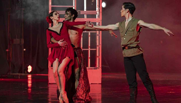 Държавна опера - Русе представя прочутата постановка в два спектакъла - на 15 юни в Русе и на 19 юни в румънската столица