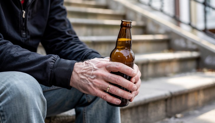 Политици се скараха дали хората могат да пият бира пред блока си