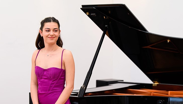 Младата пианистка се състезава с произведения от Моцарт и Лист