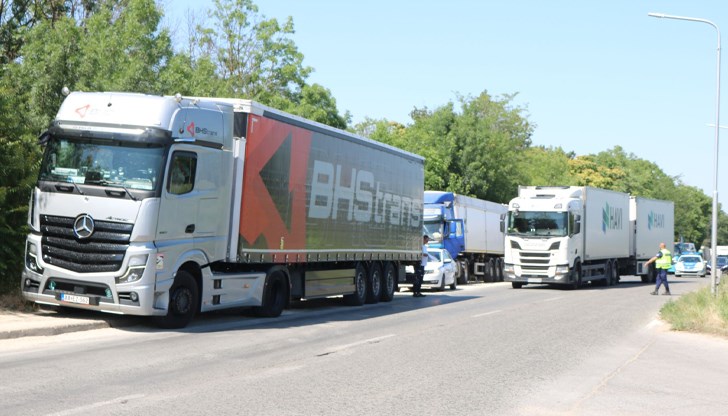 Екстремните жеги спират тежкотоварните автомобили в региона в следобедните часове Екстремните жеги спират тежкотоварните автомобили в региона в следобедните часове