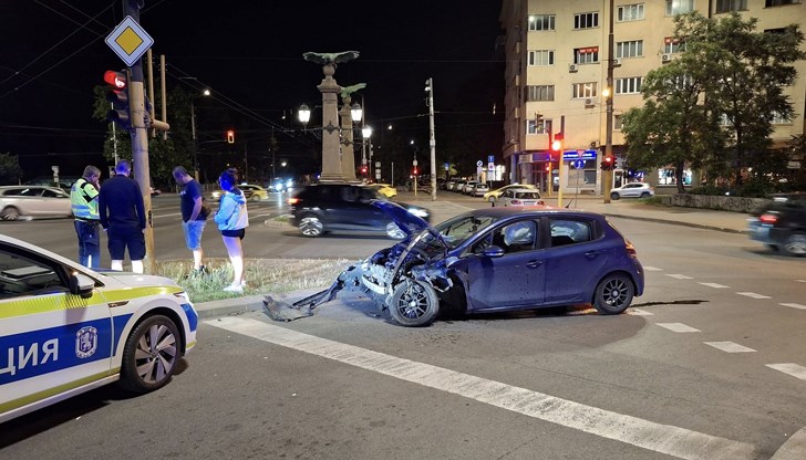 Снимки на очевидци показват сериозни щети по предната част на автомобила