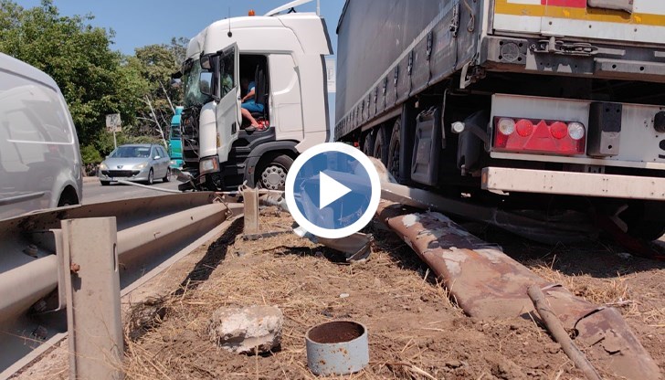 Изтеглянето на врязалия се в мантинелата камион се усложни заради изтичащо гориво от пробит резервоар