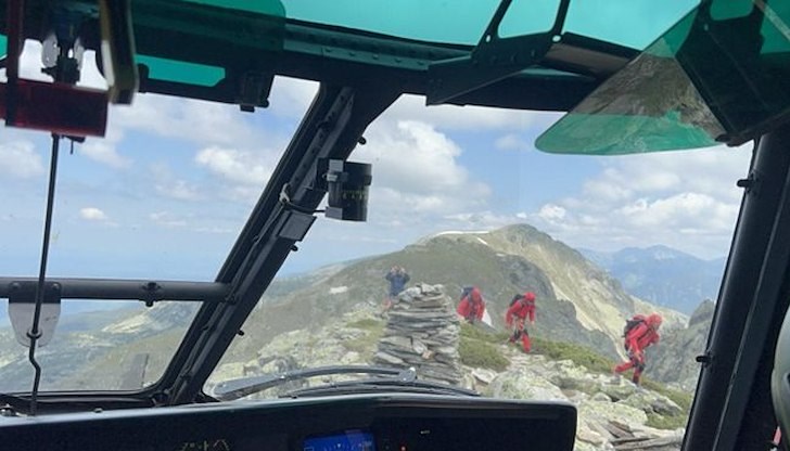 Използваха лебедка заради труднодостъпната местност около връх Двуглав Използваха лебедка заради труднодостъпната местност около връх Двуглав