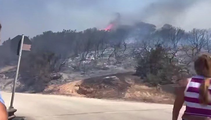 Къщи изгарят пред очите на жителите, докато властите разследват за умишлени палежи Къщи изгарят пред очите на жителите, докато властите разследват за умишлени палежи