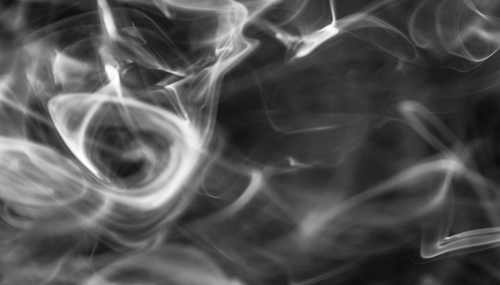 Мъж запалил хартия в печка на дърва и причинил задимяването Мъж запалил хартия в печка на дърва и причинил задимяването