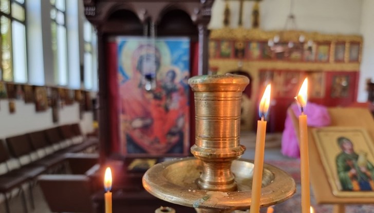 Православните палят свещи и четат молитви към Божията Майка