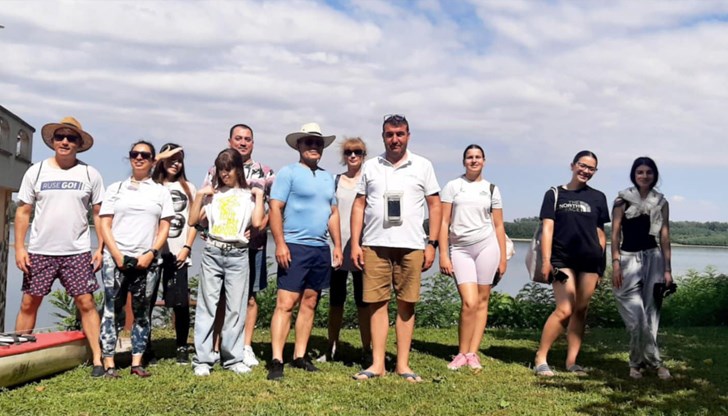 7 каяци се отправиха към остров Люляка, където доброволците слязоха и започнаха да събират отпадъци