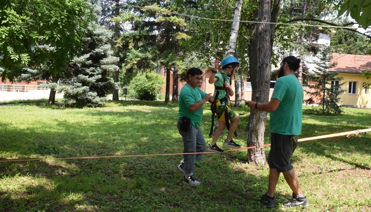 Преподаватели и служители участваха в разнообразни спортни дисциплини