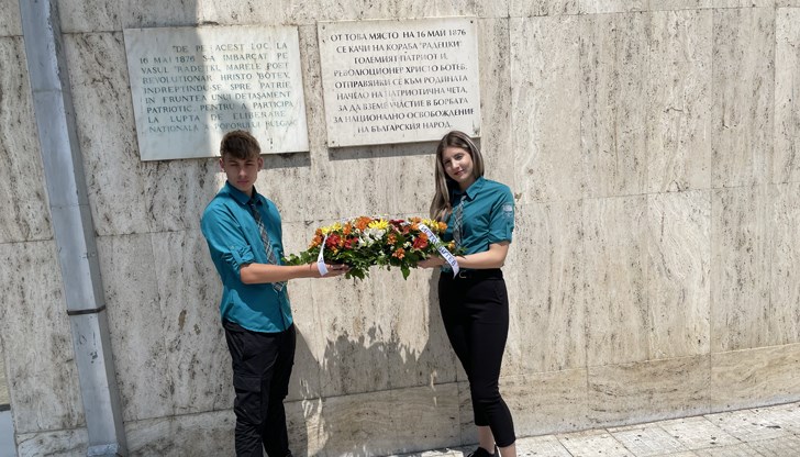 Десетокласничка рецитира "Хаджи Димитър" на брега на Дунав